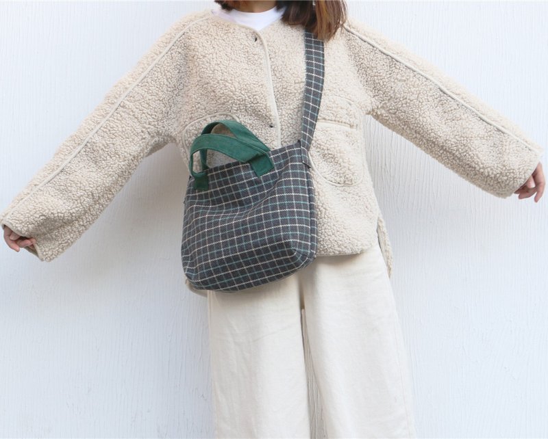 Winter fabric is as light as weight and wool checkered one-shoulder cross-body tote bag BB19009 - กระเป๋าแมสเซนเจอร์ - ผ้าฝ้าย/ผ้าลินิน 