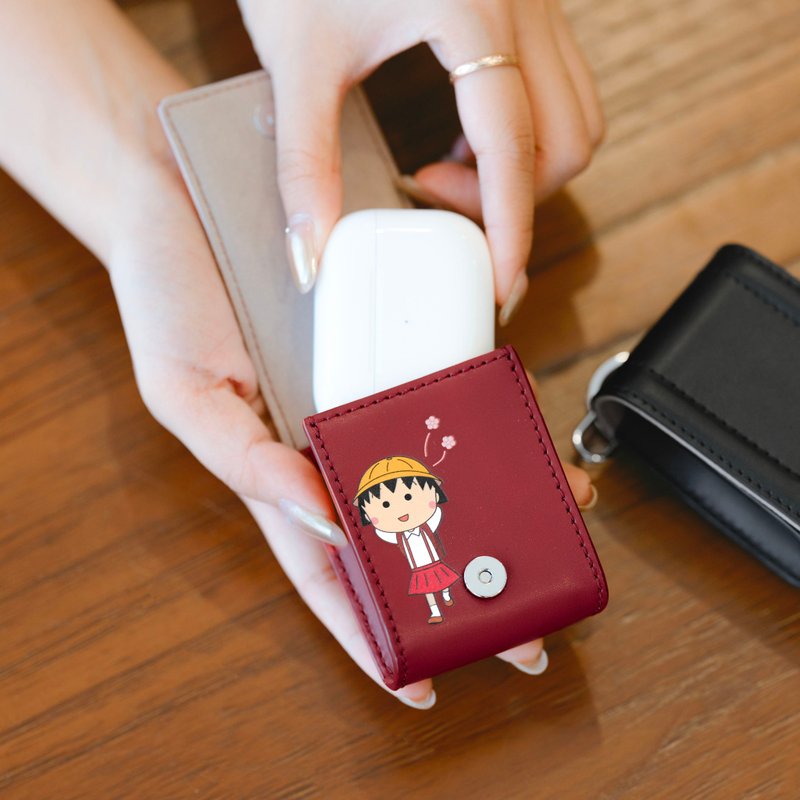 【PRE-ORDER】Samuel Ashley x Chibi Maruko Chan AirPods Leather Case - Cherry - ที่เก็บหูฟัง - หนังแท้ สีแดง