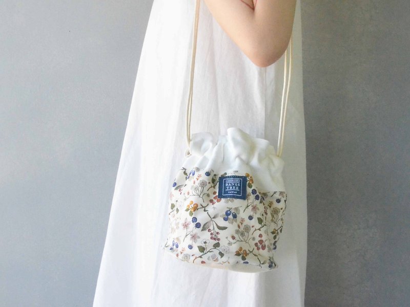 Side bucket bag _ small garden - กระเป๋าแมสเซนเจอร์ - ผ้าฝ้าย/ผ้าลินิน ขาว