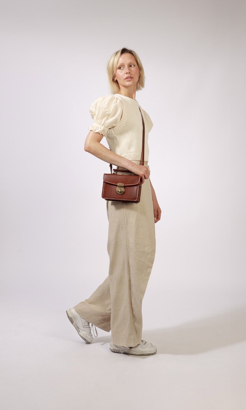 MANJU British cowhide retro side shoulder bag / side shoulder bag caramel color - กระเป๋าแมสเซนเจอร์ - หนังแท้ สีนำ้ตาล