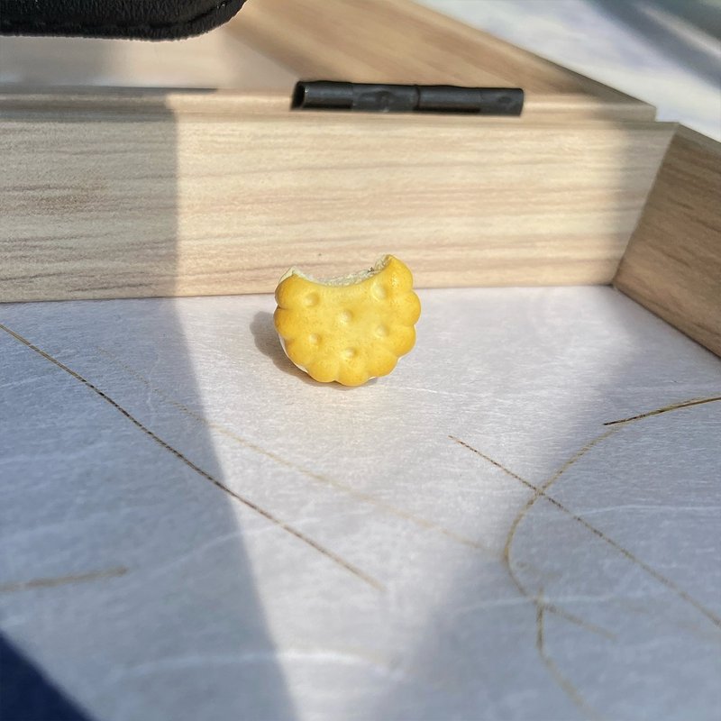 圓夾心餅乾咬一口耳環 耳針 耳夾 | 單支款、情人節禮物 - 耳環/耳夾/耳骨夾 - 陶 金色