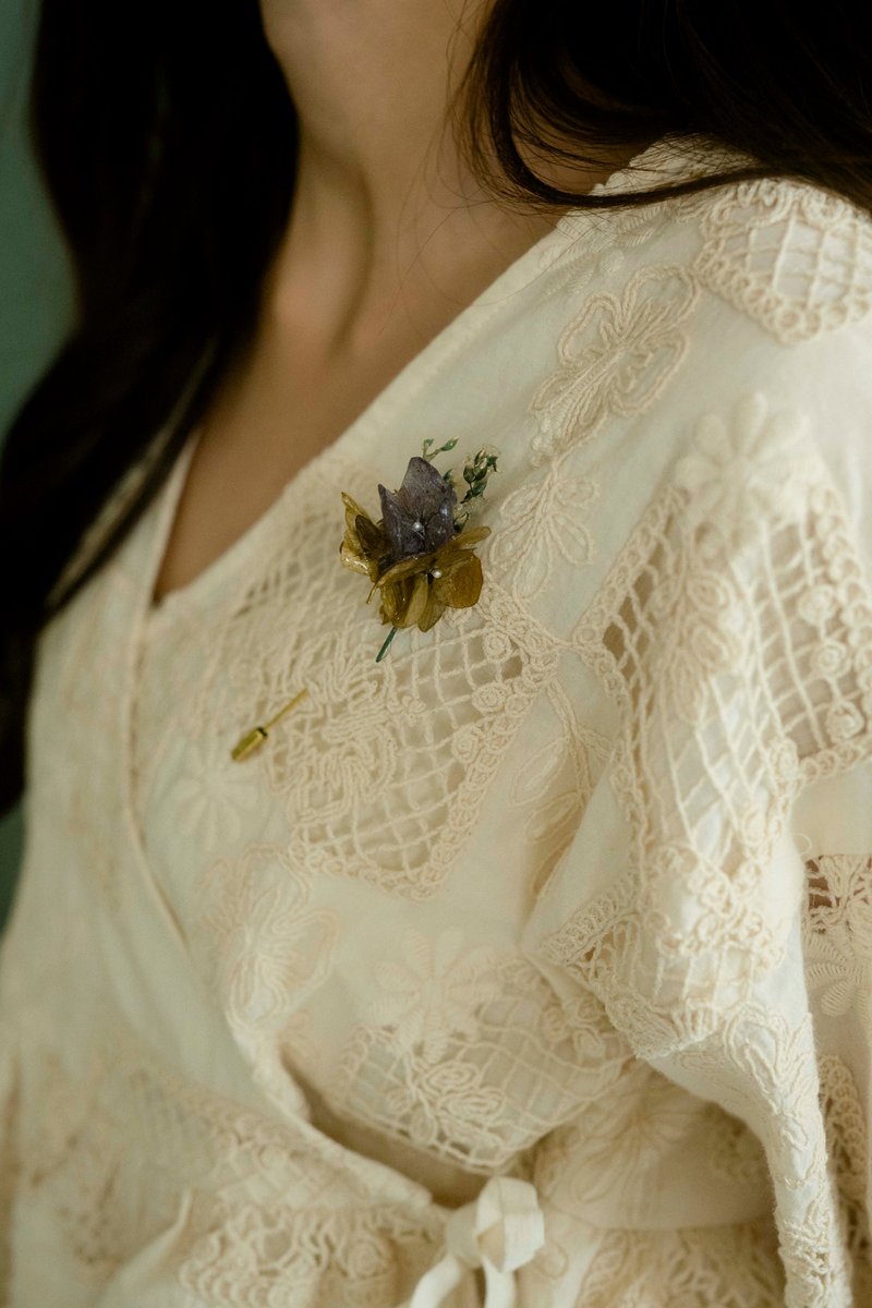 Real Flower-Paulina Pin - เข็มกลัด - พืช/ดอกไม้ สีกากี