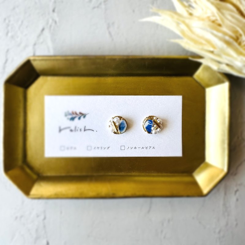 [Resale] Gorgeous Pearl Sea Pottery Kintsugi 18K Gold Beads Clip-On Non-pierced Earrings Small Small Elegant Gold Gold White White Blue Blue - Earrings & Clip-ons - Pottery Blue