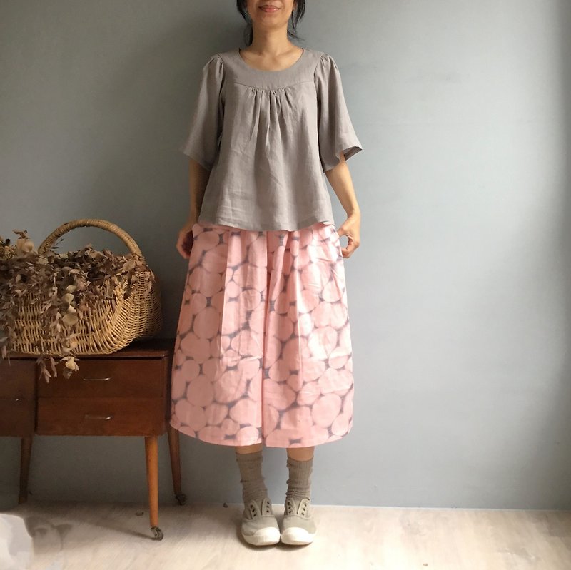 Rose in the Rain/Designer independently developed printed fabric/double-layer cotton yarn cocoon-shaped mid-length wide culottes 100% cotton - กางเกงขาสั้น - ผ้าฝ้าย/ผ้าลินิน สึชมพู