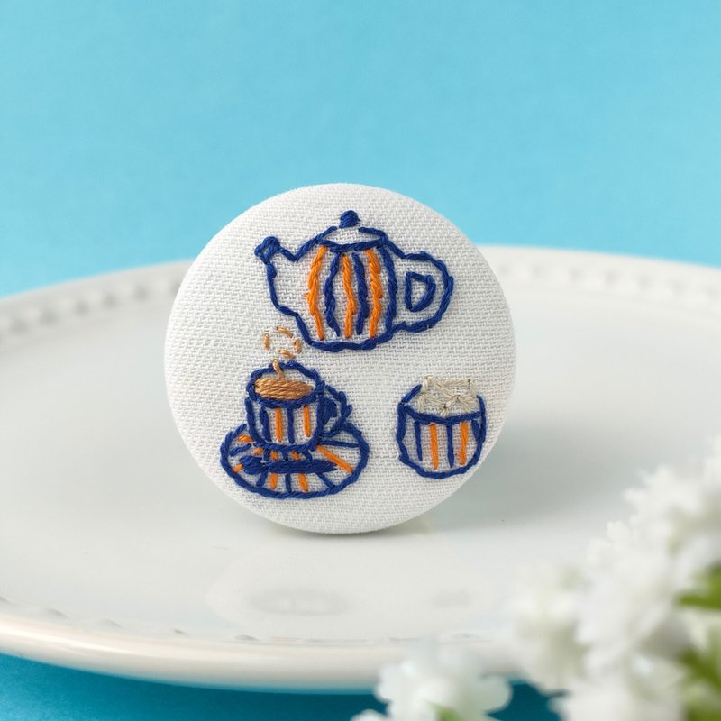 Tea Set Embroidered Brooch - Afternoon Tea - เข็มกลัด - ผ้าฝ้าย/ผ้าลินิน สีน้ำเงิน
