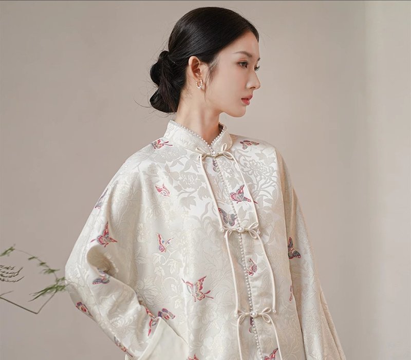 新中式  唐裝外套春裝雅緻茶服蝶舞提花國風盤扣上衣 - 女上衣/長袖上衣 - 絲．絹 白色
