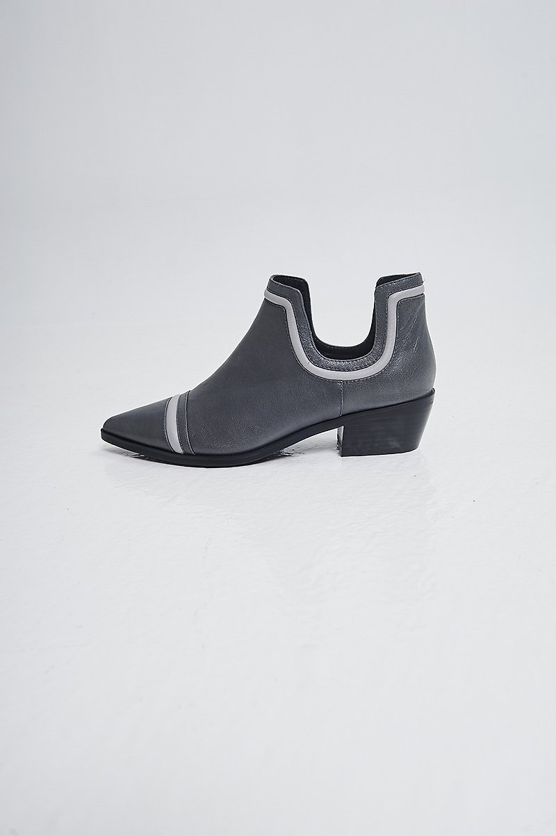 U mouth three-dimensional side digging short tube thick heel boots dark gray - รองเท้าบูทสั้นผู้หญิง - หนังแท้ สีดำ