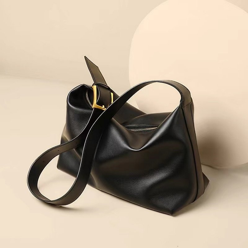 Genuine leather tote bag shoulder bag large capacity light luxury bag birthday gift exchange gift - กระเป๋าถือ - หนังแท้ สีดำ