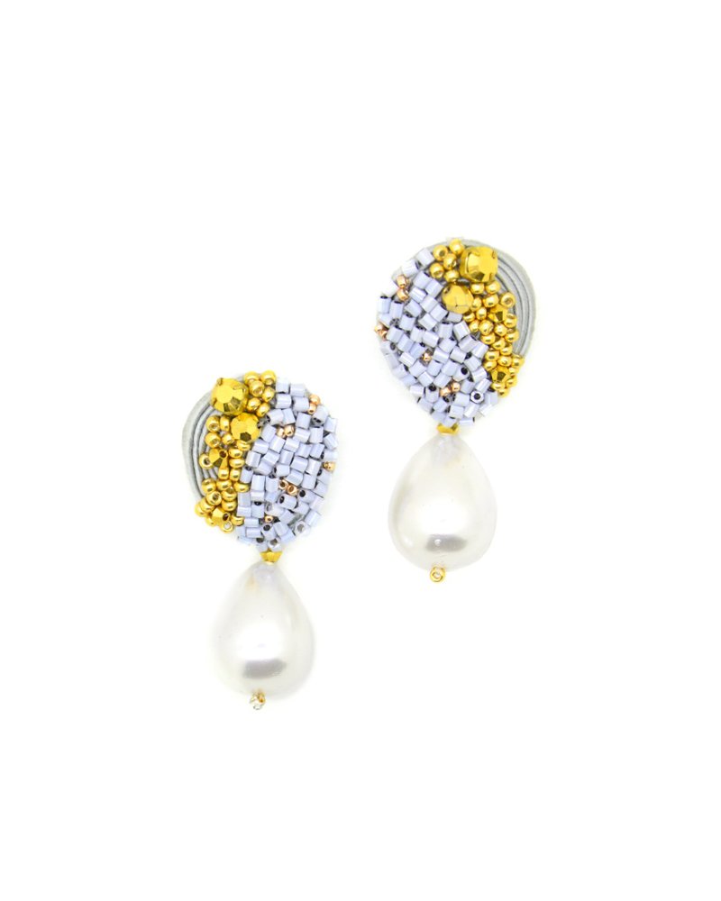 Teardrop earrings with bead embroidery and pearls in grey color - 耳環/耳夾/耳骨夾 - 其他材質 灰色