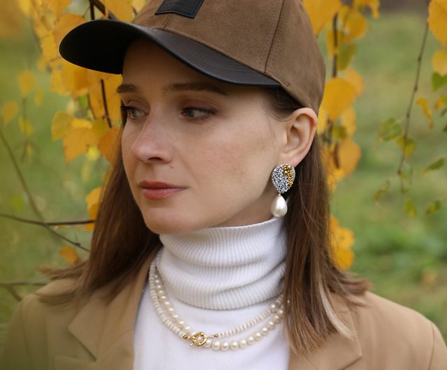 グレーカラーにビーズ刺繍とパールをあしらったティアドロップピアス - ショップ Olga Sergeychuk jewelry ピアス・イヤリング -  Pinkoi