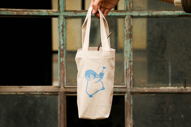 Thirsty small penguin handmade silk canvas bag (white) - ถุงใส่กระติกนำ้ - ผ้าฝ้าย/ผ้าลินิน ขาว
