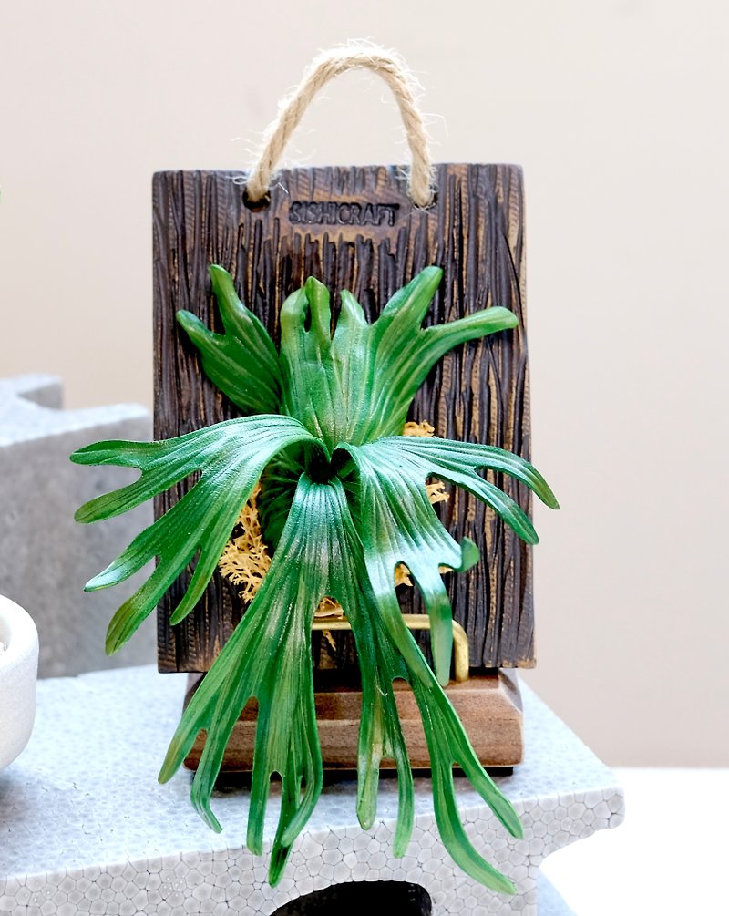 Javanese staghorn fern Platycerium willinckii handmade leather pendant gift - ตกแต่งต้นไม้ - หนังแท้ สีเขียว