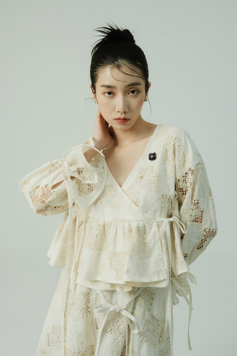 心齋坐忘/米色刺繡交叉襟上衣 - 女上衣/長袖上衣 - 棉．麻 