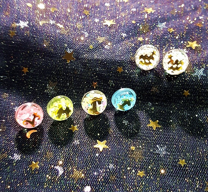 <12 Constellation Luminous Earrings - Turning on the Starry Night Tour> Exchangeable Ear Clips Tanabata Custom Luminous - ต่างหู - เรซิน หลากหลายสี