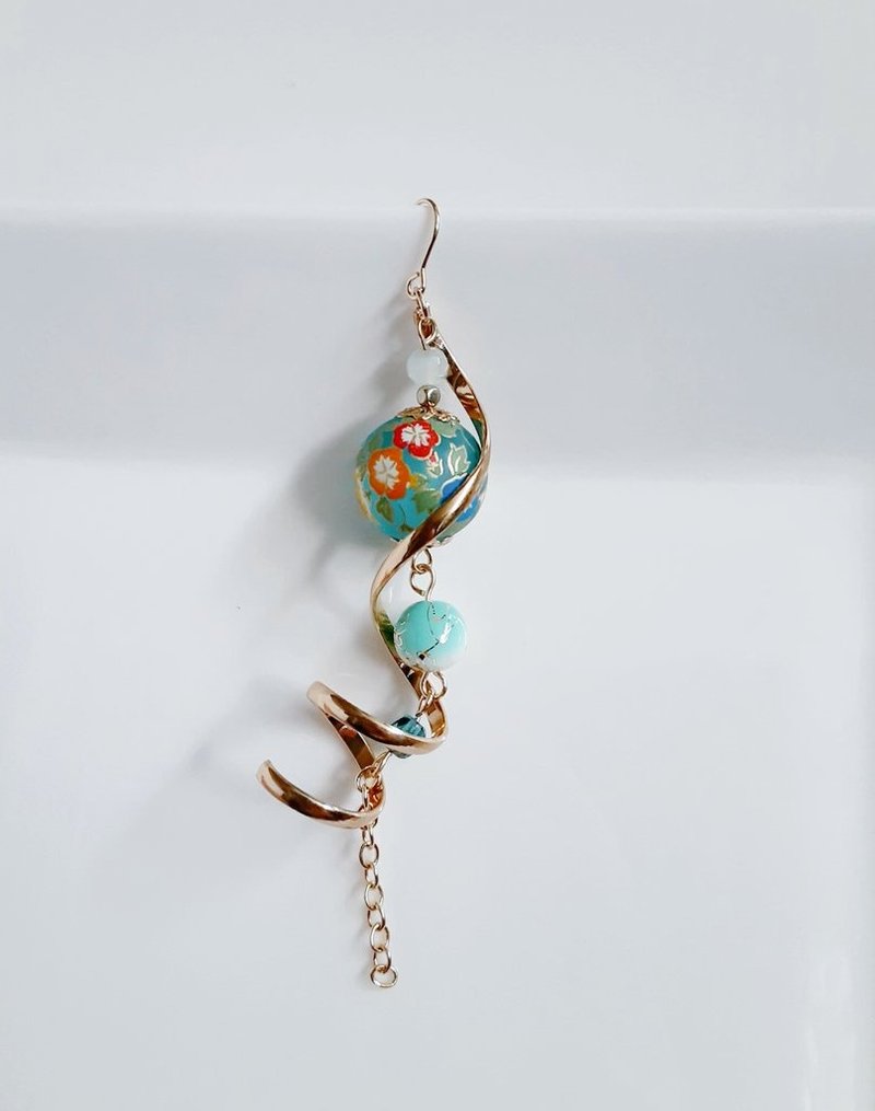 For one ear. Large twist charm and transfer beads sway. Japanese-style long earrings for one ear. Morning glory, birthday gift, Japanese-style earring. Can be changed to hypoallergenic earrings or Clip-On. - ต่างหู - แก้ว สีน้ำเงิน