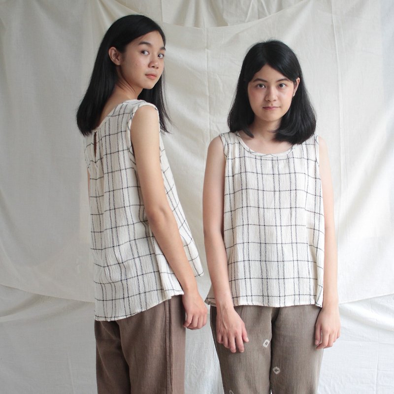 Black grid sleeveless top with handmade ceramic button - 女裝 上衣 - 棉．麻 黑色