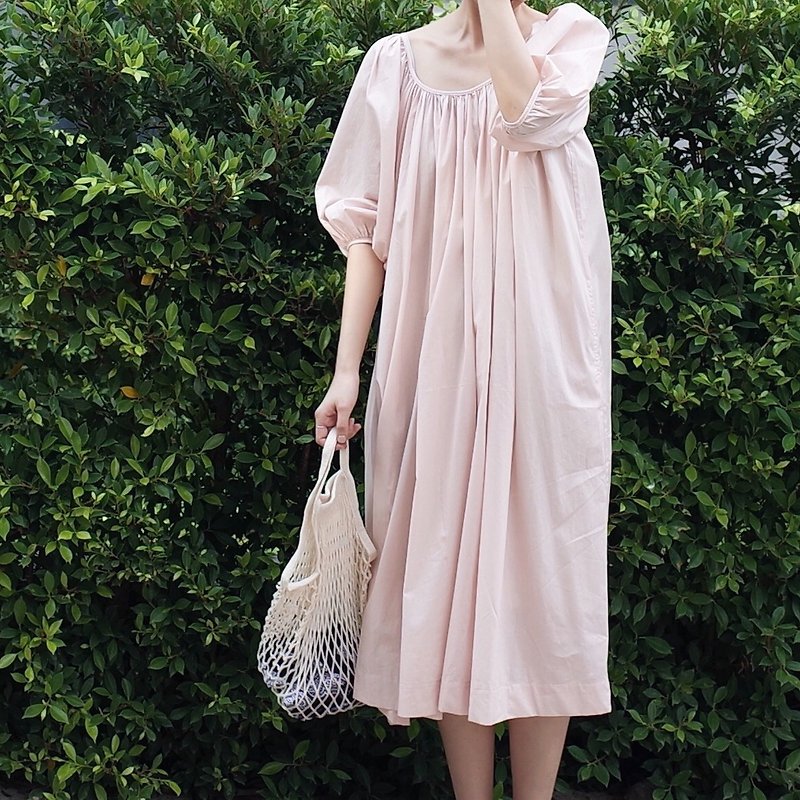パフスリーブ、細かいプリーツドレス、ヌードカラー - ワンピース - コットン・麻 ピンク