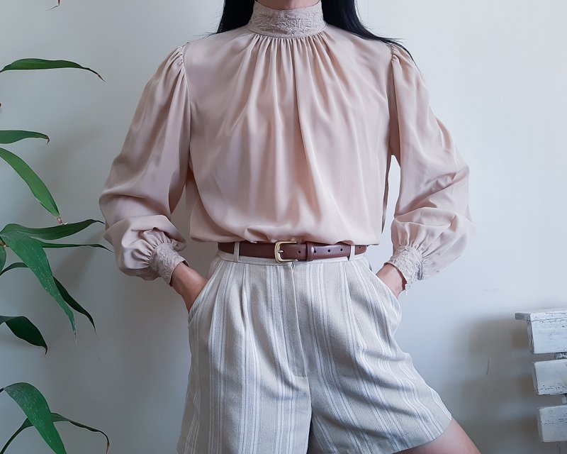 ヴィンテージブラウンの手刺繍ブラウス ハイネック パフスリーブ ボタンバック - トップス - ポリエステル ブラウン