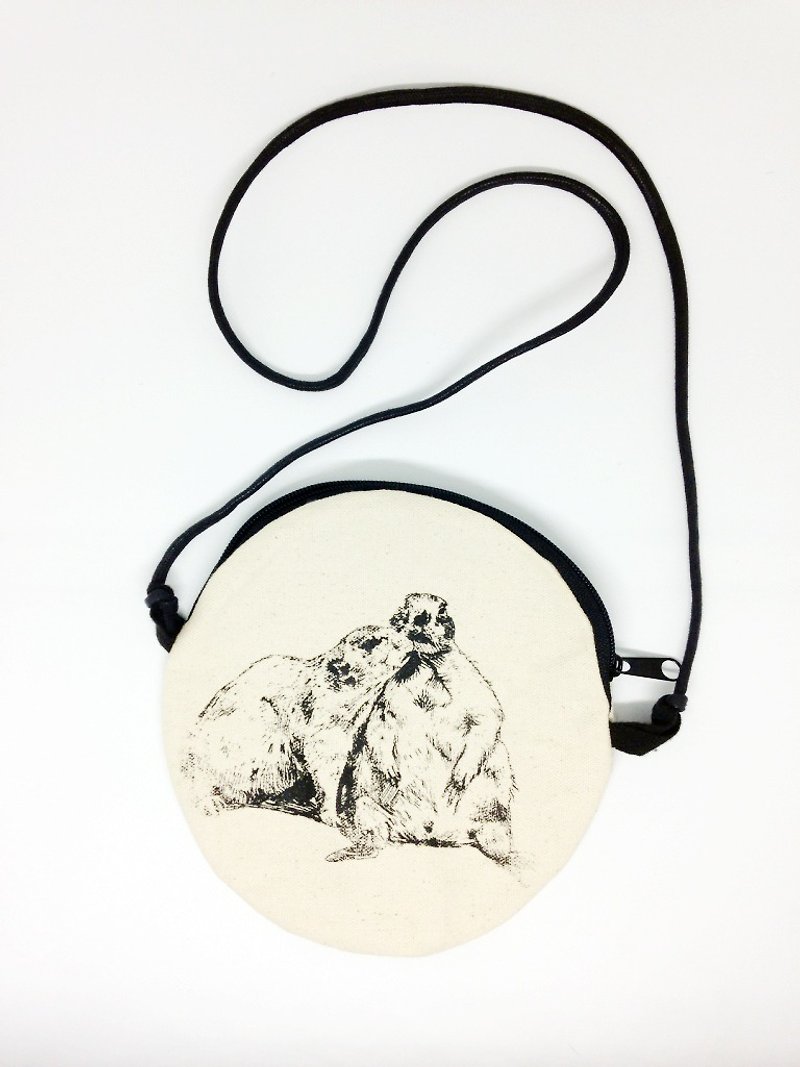 墨西哥土撥鼠：手工絹印小圓帆布包(附繩) - 側背包/斜孭袋 - 棉．麻 卡其色