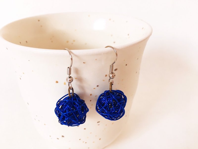 Wire Ball Wrapped Dangle Earrings, Navy blue Handmade - ต่างหู - เครื่องประดับ สีน้ำเงิน