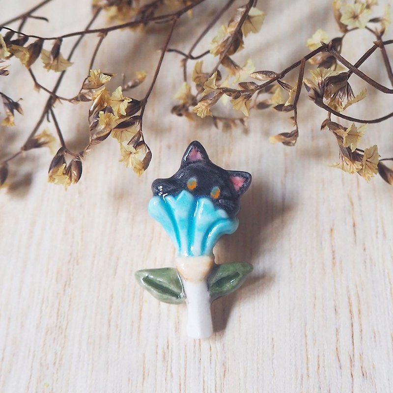 Ceramic flower and Cat handmade brooch - เข็มกลัด - เครื่องลายคราม 