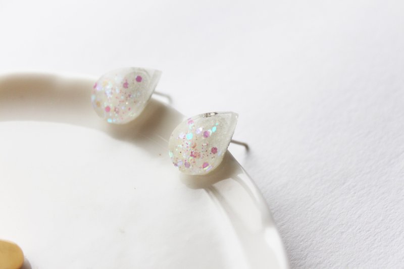 Rosy Garden Tear drop white resin earrings - ต่างหู - วัสดุอื่นๆ ขาว