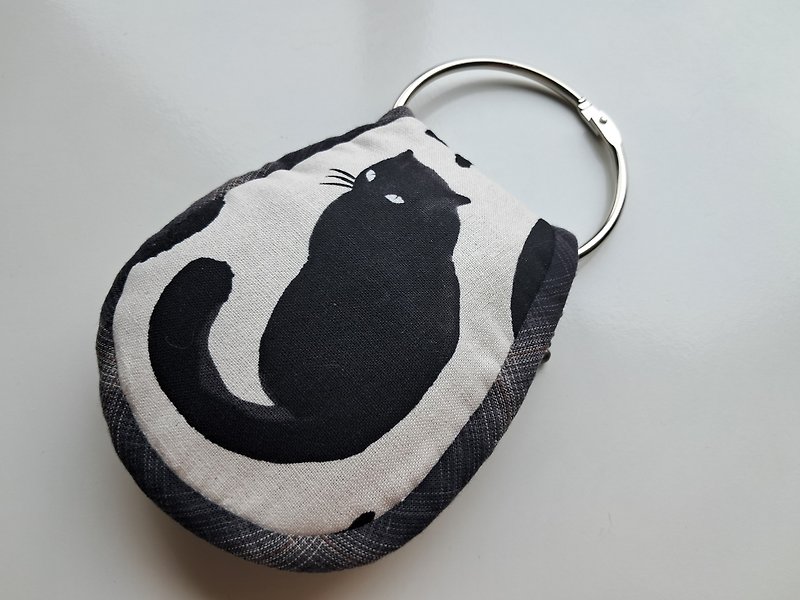 Butler key bag_Cool black cat on white background_Silver movable style - Keychains - Cotton & Hemp White