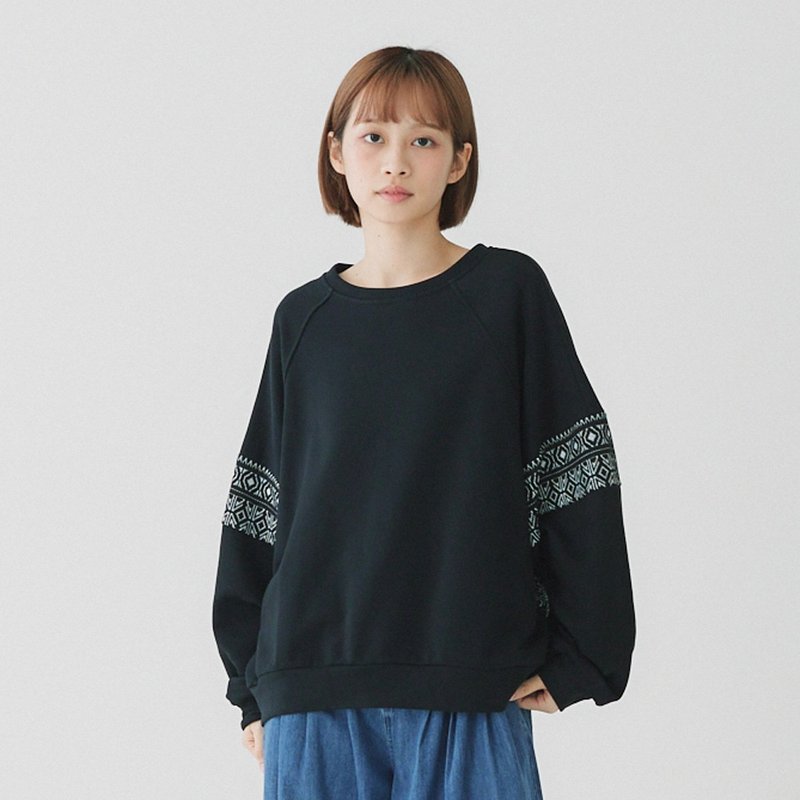 【Simply Yours】圖騰拼接上衣 黑F - 女上衣/長袖上衣 - 棉．麻 黑色