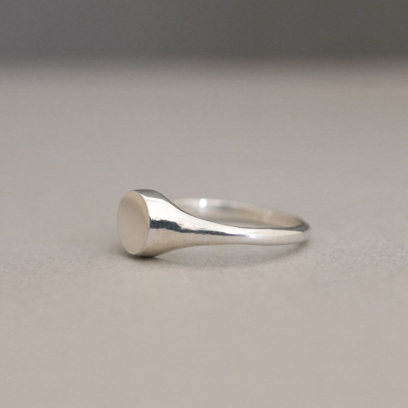 Slim sterling silver signet ring - แหวนทั่วไป - โลหะ สีเทา