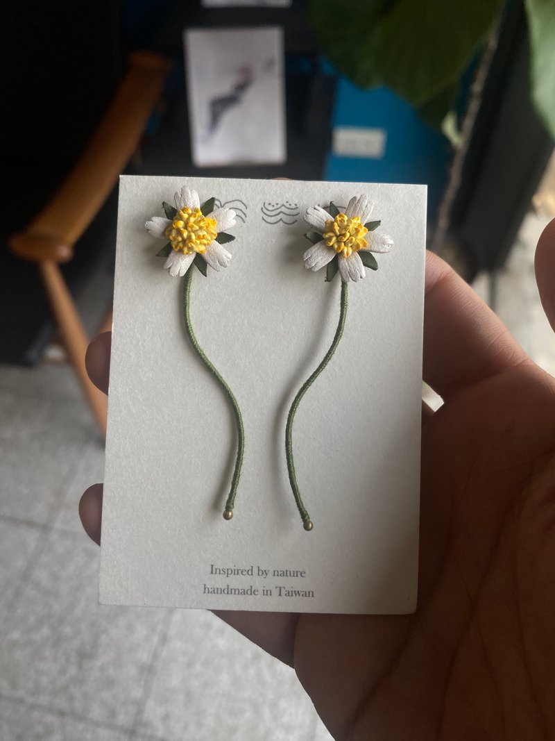 Large flower Xianfengcao earrings - ต่างหู - หนังแท้ ขาว