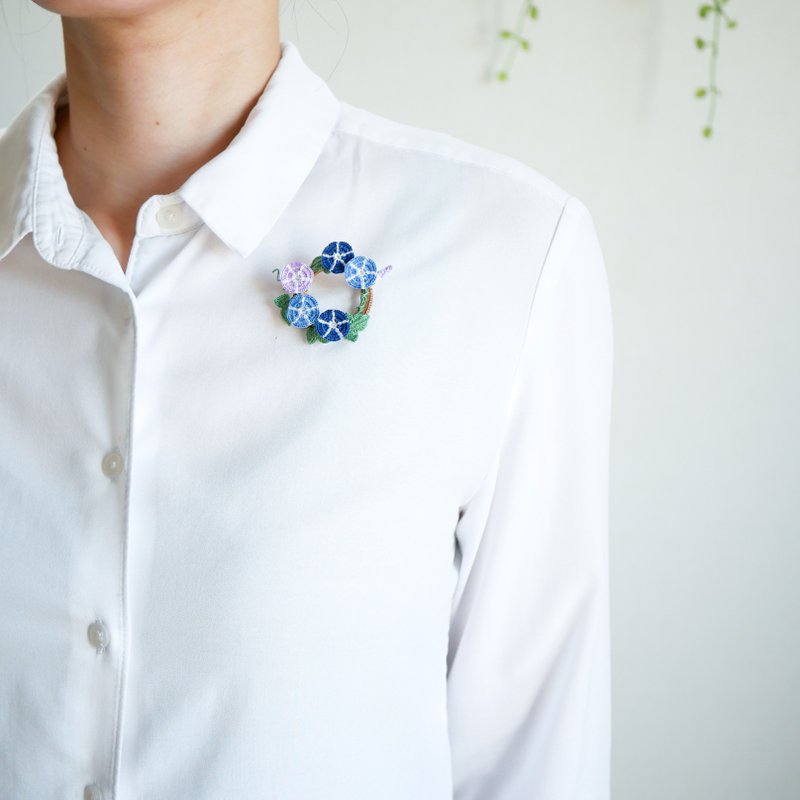 Morning glory wreath brooch made to order/lace knitting/hand knitting/flower/flower motif/summer/blue/gift wrapping - Brooches - Thread Blue