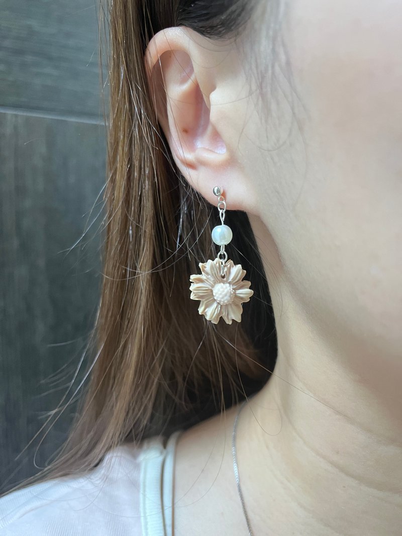 CM Khaki chrysanthemum pearl handmade soft clay earrings 925 sterling silver ear pins - ต่างหู - ดินเผา สีกากี