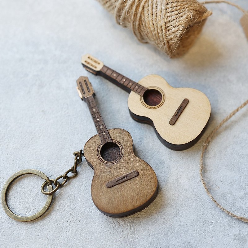 | 客製化刻字+選色 | 仿真古典吉他吊飾 木染色 鑰匙圈 音樂禮物 - 吊飾 - 木頭 咖啡色