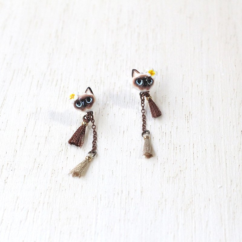 Siamese cat with Plumeria flower earrings, Cat Dangle & Drop Earrings - 耳環/耳夾 - 黏土 咖啡色