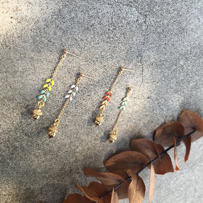 Forest roaming - blade chain pine cone earrings ear clip two-color orange red / green white - ต่างหู - วัตถุเคลือบ สีทอง