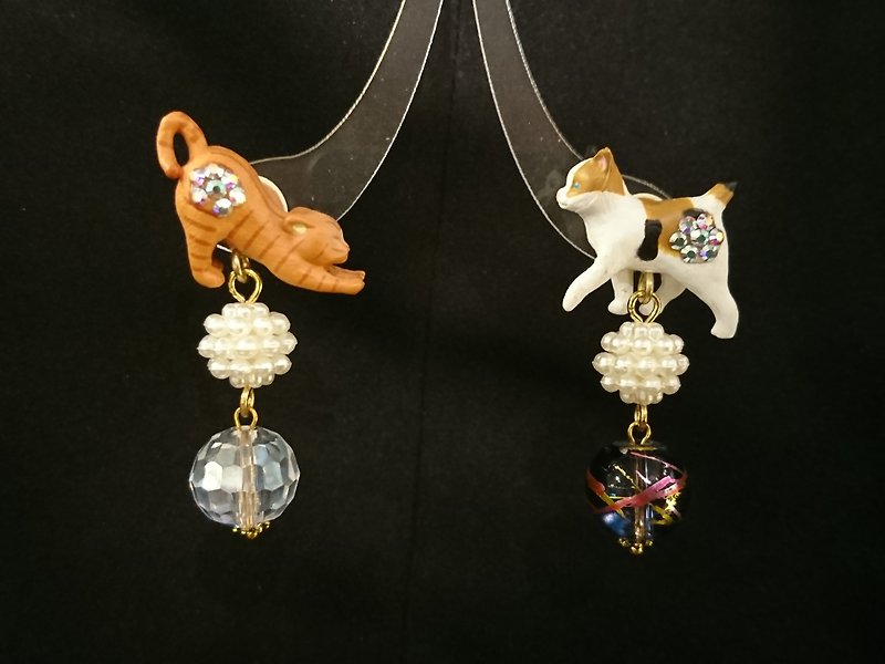 (特價) TIMBEE LO 小貓咪吊珠子 夾式耳環一對 - 耳環/耳夾 - 塑膠 多色