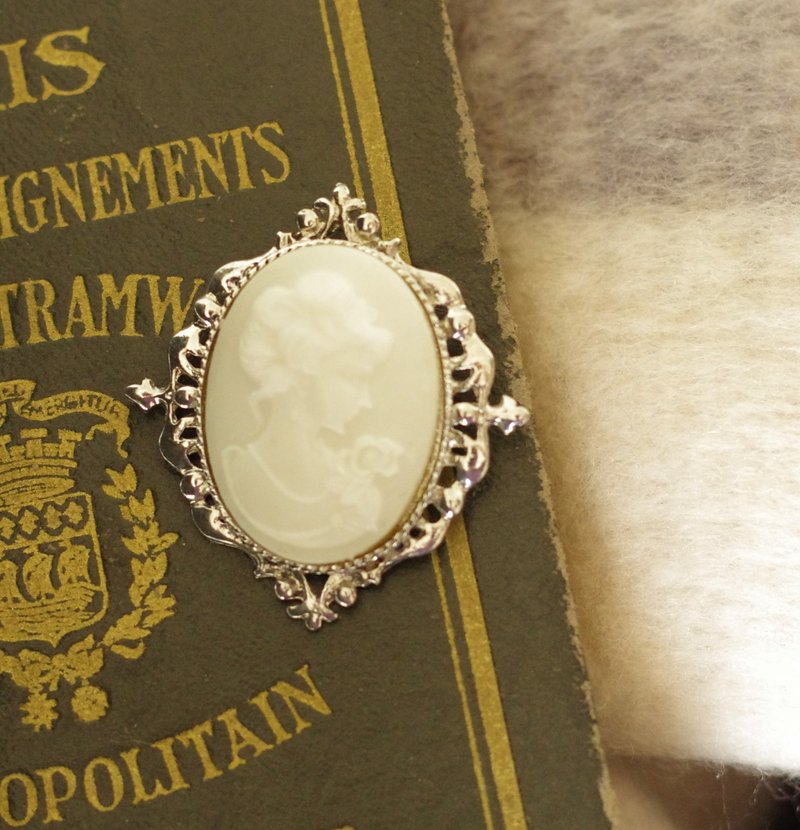 老又好古董珠寶 Vintage銀色透光雕刻CAMEO仕女別針B2025 - 項鍊 - 其他金屬 銀色