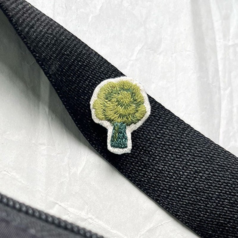 Mini hand embroidered brooch/pin like cauliflower roadside tree - เข็มกลัด/พิน - งานปัก สีเขียว