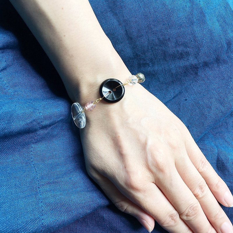Antique button and beads bracelet - Black - - สร้อยข้อมือ - อะคริลิค สีดำ
