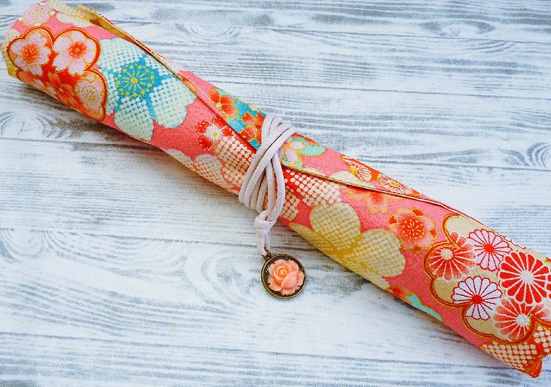 日本深粉和風花樣縮緬綁繩布捲 餐具包 文具袋 筆刷包 - 筆盒/筆袋 - 絲．絹 粉紅色