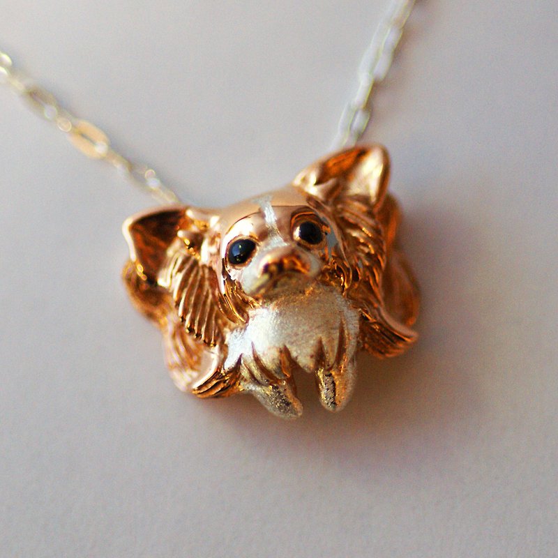 Papillon Resting Pendant [Free Shipping] This is a necklace of a Papillon dog relaxing in your arms with its front paws hanging loosely. - สร้อยคอ - โลหะ สีทอง