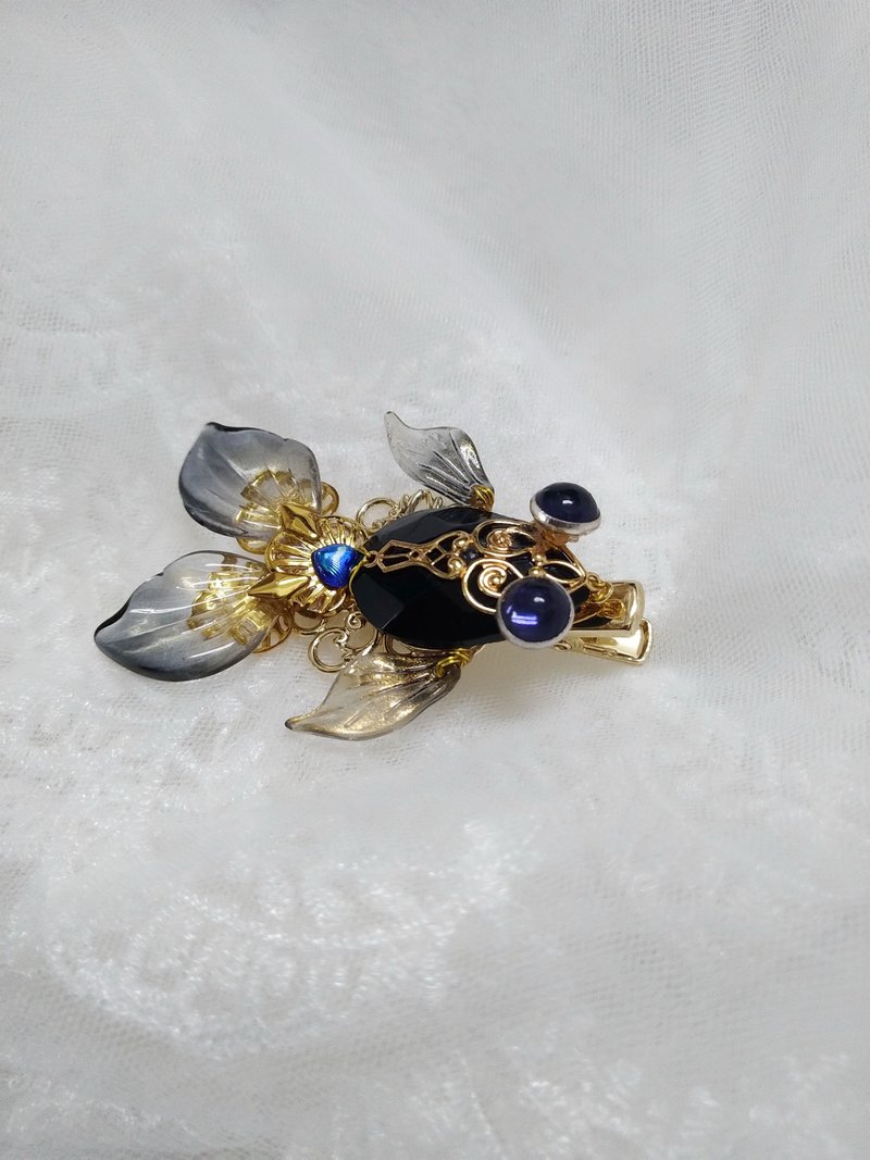 リトルゴールドフィッシュシリーズ[ブラックジェイド]〜ヘアクリップ（ダックビルクリップ） - ヘアアクセサリー - ステンドグラス 多色