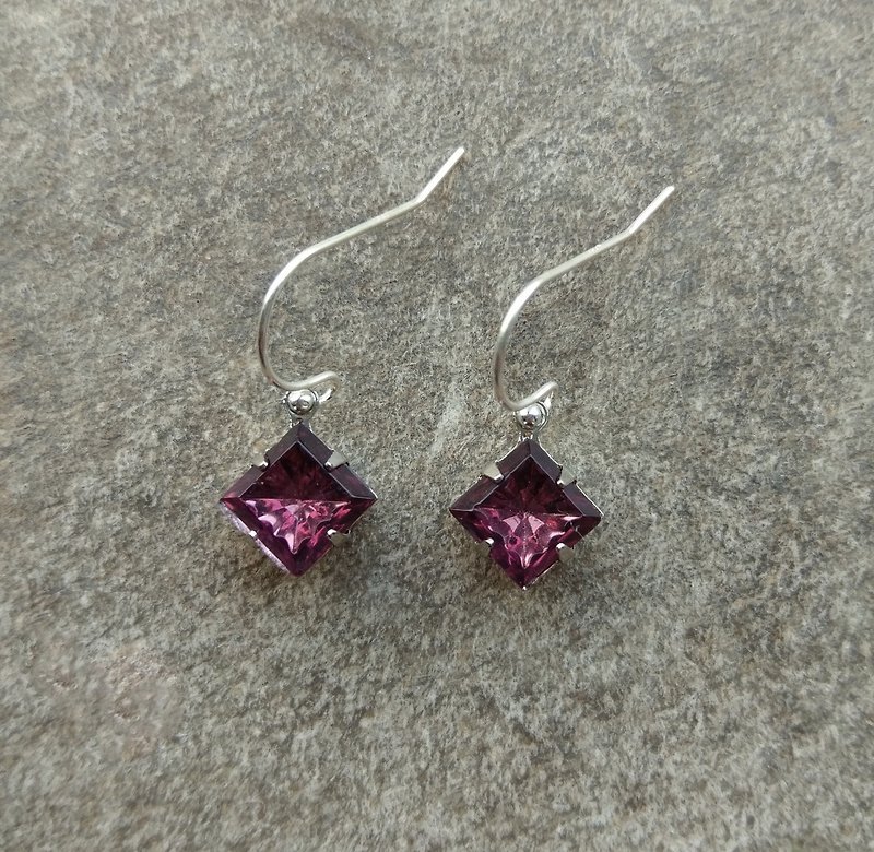 Dark Purple Starburst Glass Earrings - ต่างหู - โลหะ สีม่วง