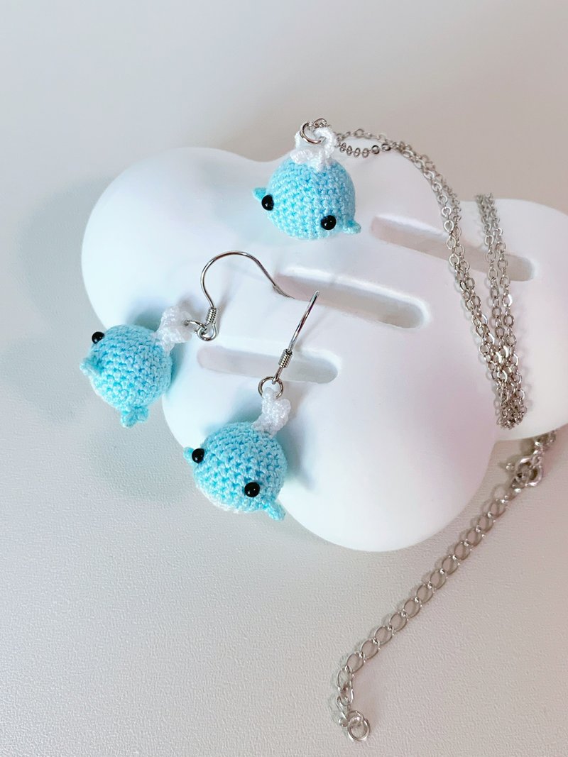 Handmade Micro Crochet Three-dimensional Little Whale Necklace - สร้อยคอ - งานปัก หลากหลายสี