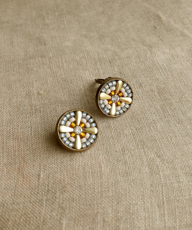 Artmis earrings white collage cross Clip-On gorgeous and elegant - ต่างหู - วัสดุอื่นๆ ขาว