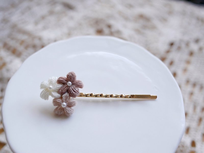 Earth Tone Crochet Floral Hair Clip - เครื่องประดับผม - งานปัก สีนำ้ตาล