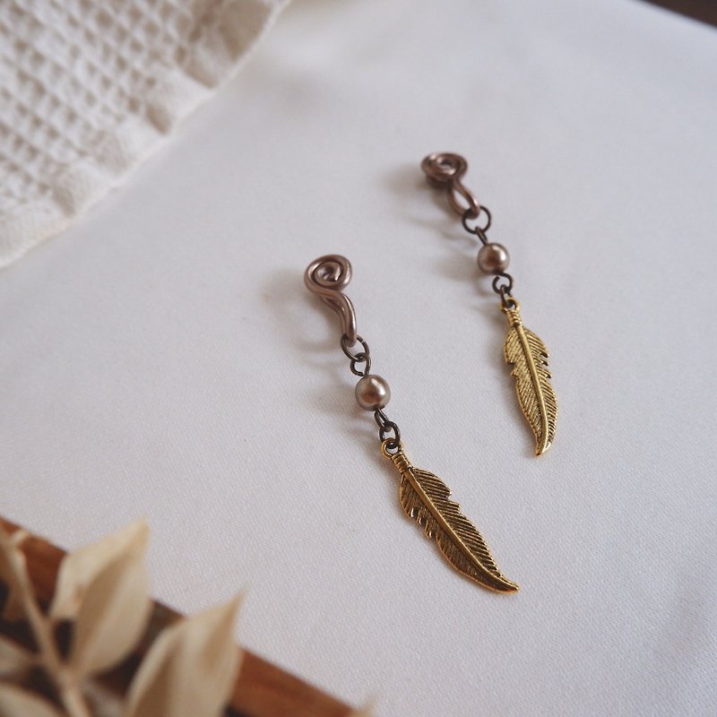 distressed feather comfortable ear clip / ancient gold - Earrings & Clip-ons - Other Metals Gold