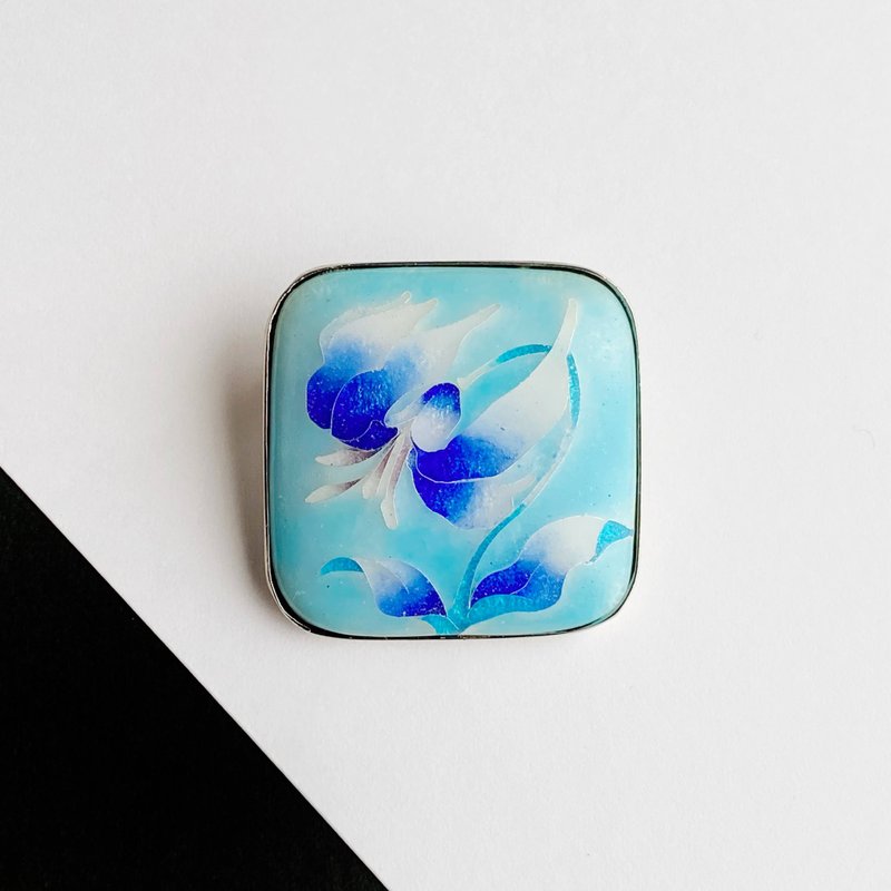 カタクリ【空色 Sky Blue】 七宝焼ブローチ 純銀張有線七宝 - 胸針 - 其他材質 藍色