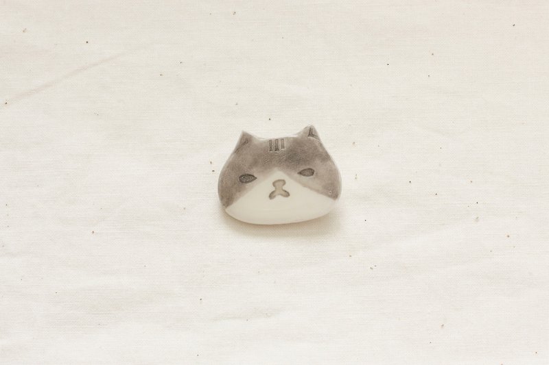 メガ猫のブローチ手作りアクセサリー - ブローチ - 粘土 グレー