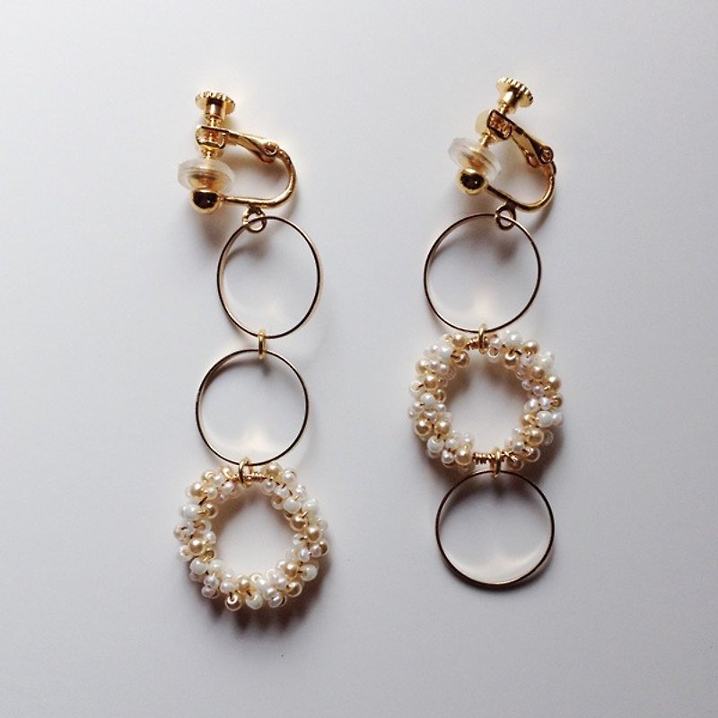 Three consecutive ring asymmetry earrings of fresh water keshi pearl - ต่างหู - เครื่องเพชรพลอย ขาว